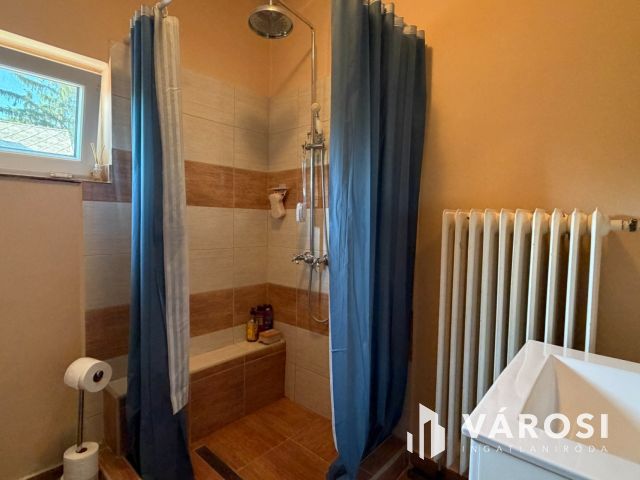 Tágas családi ház Balatonakarattyán, gyors M7 kapcsolattal