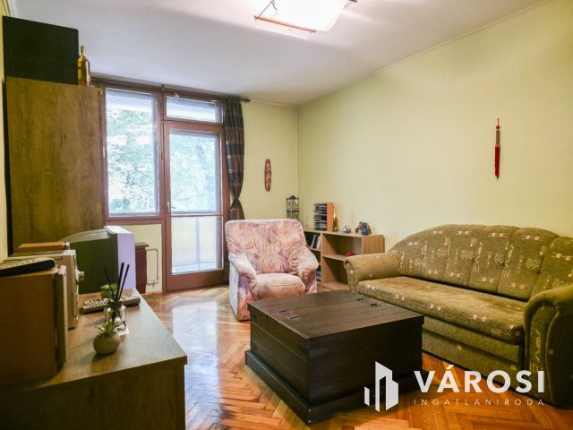 2. emelet, 2 szoba, erkély- a Kazinczyn